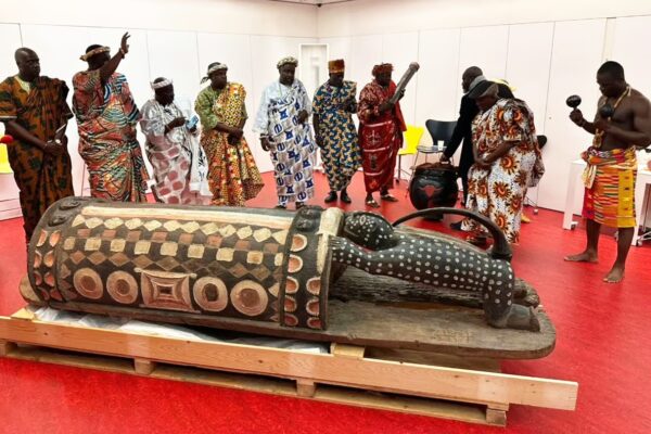 Le tambour parleur Djidji Ayokwé de retour au bercail 100 ans après sa confiscation