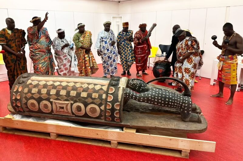Le tambour parleur Djidji Ayokwé de retour au bercail 100 ans après sa confiscation